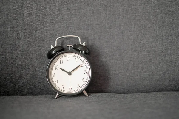 Relógio Despertador Sofá Com Espaço Cópia Para Design — Fotografia de Stock