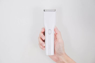 Beyaz arkaplanda el ele tutuşma makası.