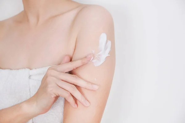 Mulher Aplicando Creme Loção Braço Com Fundo Branco Conceito Beleza — Fotografia de Stock