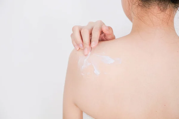 Mujer Aplicando Crema Loción Espalda Con Fondo Blanco Concepto Belleza —  Fotos de Stock