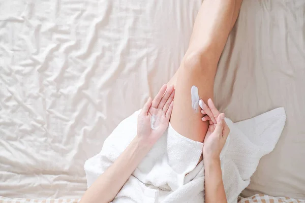 Γυναίκα Εφαρμογή Κρέμα Λοσιόν Στο Πόδι Λευκό Φόντο Ομορφιά Έννοια — Φωτογραφία Αρχείου