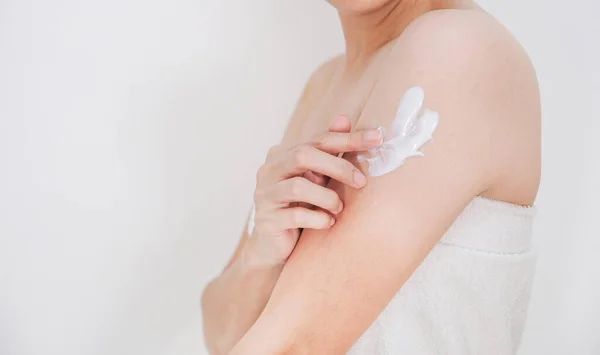 Mujer Aplicando Crema Loción Brazo Con Fondo Blanco Concepto Belleza — Foto de Stock