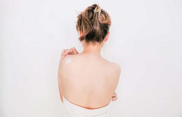 Γυναίκα Εφαρμογή Κρέμα Λοσιόν Στην Πλάτη Λευκό Φόντο Ομορφιά Έννοια — Φωτογραφία Αρχείου