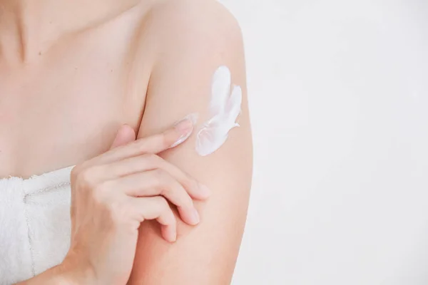 Mujer Aplicando Crema Loción Brazo Con Fondo Blanco Concepto Belleza — Foto de Stock