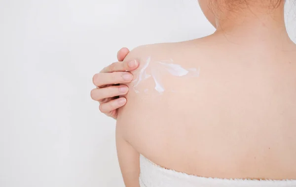 Mujer Aplicando Crema Loción Espalda Con Fondo Blanco Concepto Belleza — Foto de Stock