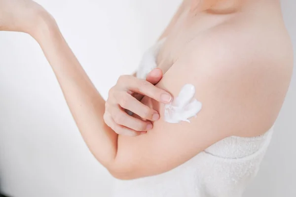 Mujer Aplicando Crema Loción Brazo Con Fondo Blanco Concepto Belleza — Foto de Stock