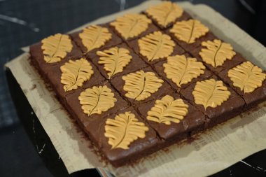 Siyah masanın üzerinde ev yapımı browni parçaları.