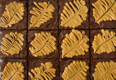 Siyah masanın üzerinde ev yapımı browni parçaları.