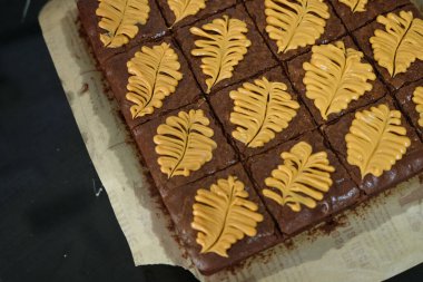 Siyah masanın üzerinde ev yapımı browni parçaları.