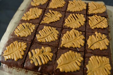 Siyah masanın üzerinde ev yapımı browni parçaları.