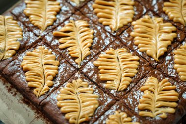 Siyah masanın üzerinde ev yapımı browni parçaları.