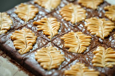 Siyah masanın üzerinde ev yapımı browni parçaları.