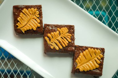 Beyaz tabakta ev yapımı browniler..