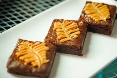 Beyaz tabakta ev yapımı browniler..