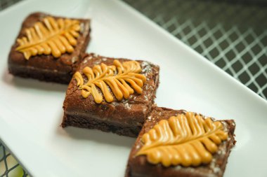 Beyaz tabakta ev yapımı browniler..