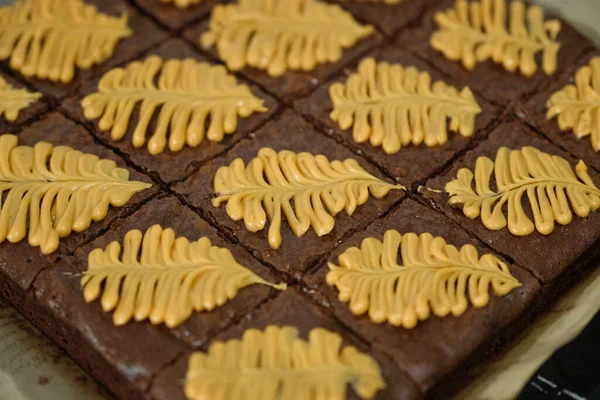 Siyah masanın üzerinde ev yapımı browni parçaları.