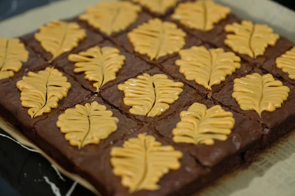 Siyah masanın üzerinde ev yapımı browni parçaları.