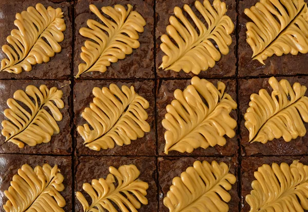 Siyah masanın üzerinde ev yapımı browni parçaları.