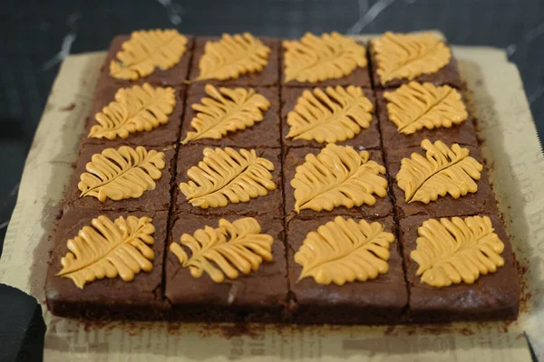 Siyah masanın üzerinde ev yapımı browni parçaları.