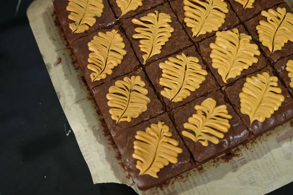 Siyah masanın üzerinde ev yapımı browni parçaları.