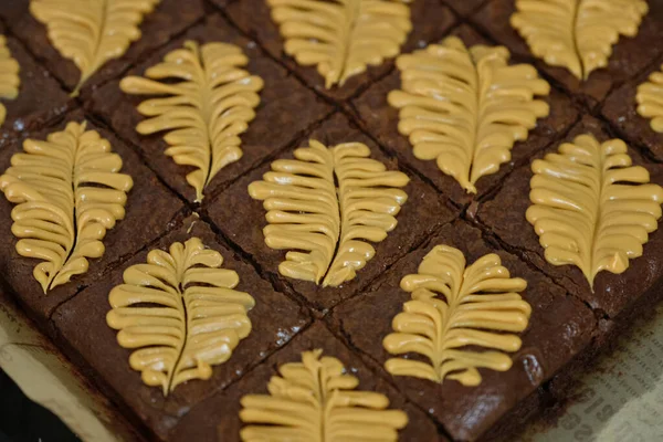 Siyah masanın üzerinde ev yapımı browni parçaları.