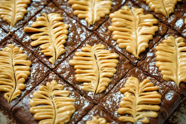 Siyah masanın üzerinde ev yapımı browni parçaları.