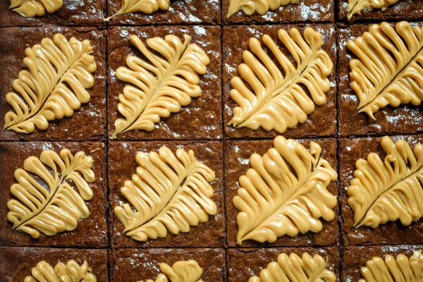 Siyah masanın üzerinde ev yapımı browni parçaları.