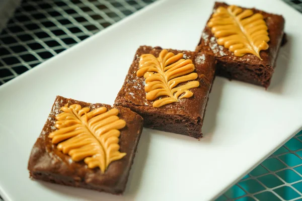 Beyaz tabakta ev yapımı browniler..