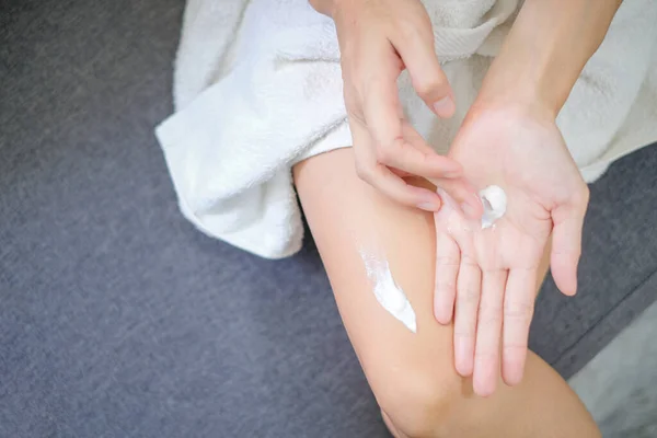 Woman Applying Natural Cream Woman Moisturizing Her Leg Cosmetic Cream —  Fotos de Stock