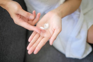 Kadın doğal krem sürüyor, kadın elini kozmetik krem, spa ve manikür konseptiyle nemlendiriyor..