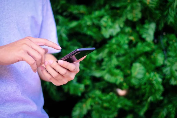 Elinde yılbaşı ağacı geçmişi olan akıllı telefon tutan adam, teknoloji konsepti..