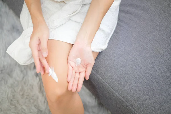 Woman Applying Natural Cream Woman Moisturizing Her Leg Cosmetic Cream — Stock Photo, Image