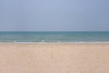Güneşli bir günde güzel tropik plaj ve denizin doğa manzarası. Sahildeki deniz alanı