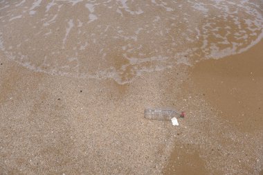 Plastik su şişeleri kumsalda kirlilik (çevre konsepti)