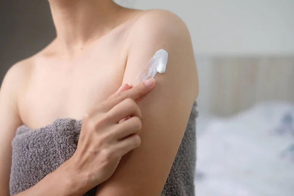 Mujer Asia Aplicando Crema Natural Mujer Hidratando Brazo Con Crema — Foto de Stock