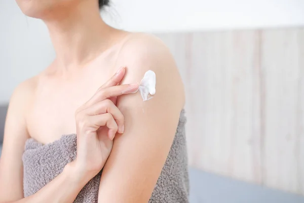 Asia Woman Applying Natural Cream Woman Moisturizing Her Arm Cosmetic — Stock Photo, Image