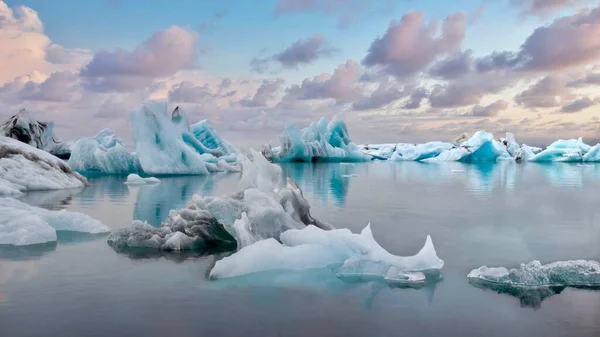 Παρασυρόμενα Παγόβουνα Στη Λιμνοθάλασσα Jokulsarlon Στην Ισλανδία Αφράτα Σύννεφα Ηλιοβασιλέματος — Φωτογραφία Αρχείου