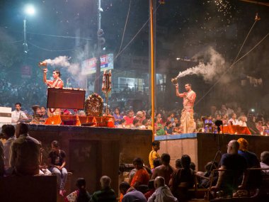Varanasi, Hindistan - 11 Kasım 2015. Hindu rahipler Ganga Aarti olarak bilinen bir adak töreni düzenlerler. Bu tören, seyircilerin önünde, Ganj Nehri 'nin kıymetini ve saygısını gösterir..