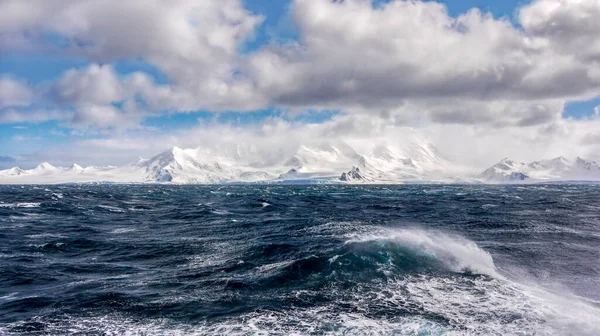Güney Atlantik Okyanusu 'nun soğuk bir gününde Antarktika' daki Güney Shetland Adaları kıyı şeridi manzaralı sert bir deniz yaratıyor..