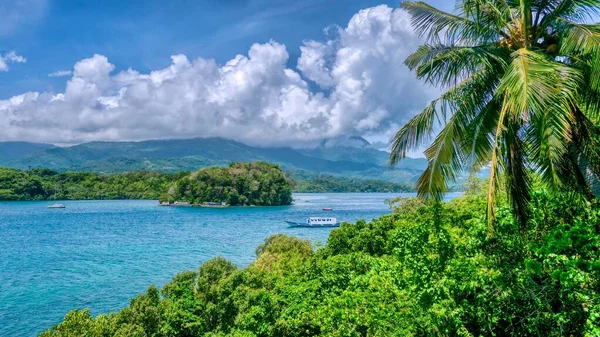 菲律宾棉兰老岛受欢迎的海滨度假胜地加莱拉港美丽的山脉和海岸线 — 图库照片