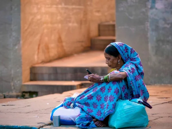 Varanasi Inde Novembre 2015 Une Indienne Âgée Portant Sari Traditionnel Images De Stock Libres De Droits