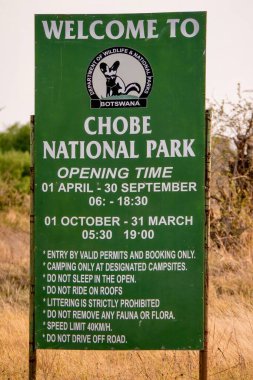 Chobe Ulusal Parkı, Botswana - 30 Eylül 2014. İyi bilinen vahşi yaşam rezervi için kurallar ve düzenlemelerle giriş imzası.