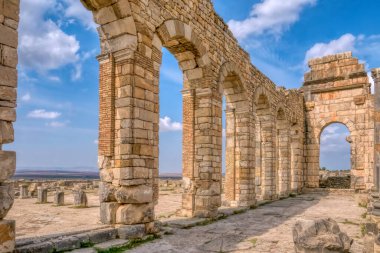Tuğla ve taş, Meknes yakınlarındaki Volubilis, Fas 'taki Roma harabelerinde bulunan bazilikanın dış duvarını kemerle kapladı..
