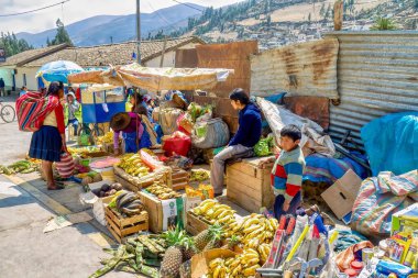 Paucartambo, Peru - 4 Eylül 2011. Kırsal Cusco bölgesinde taze ürünler ve ev eşyaları satan küçük bir yerel sokak pazarı..
