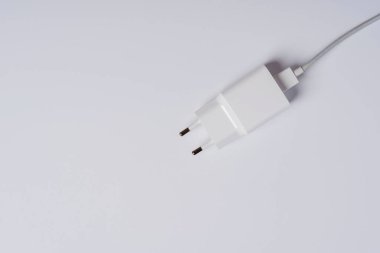 Beyaz telefon şarj cihazı beyaz arkaplanda, kopyalama alanı.