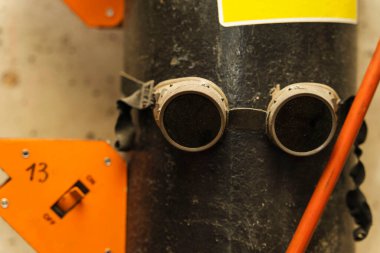 Kaynakçı gözlükleri, karbondioksit kaynak gazı silindiri ve hortum, oto tamircisi, araba ve motosiklet tamircisi..