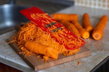 Kore havuçları için rendelenmiş havuç, yaşam tarzı, yemek pişirme, sağlıklı beslenme.