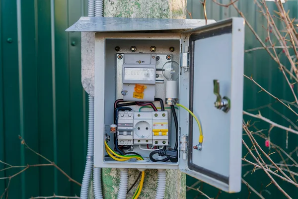 Arazi üzerindeki bir direğe elektrik verilmesi, uzaktan kumandalı bir elektrik sayacı. Metal bir kutunun içindeki ev, yağıştan koruyor ve anahtarla kilitliyor. Otomatik anahtarlarla.