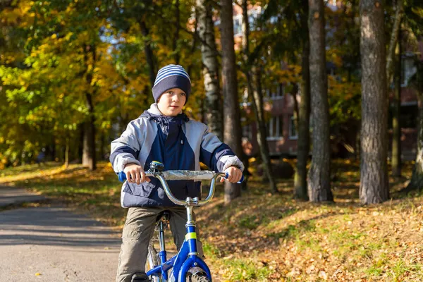 Ein Fröhlicher Fünfjähriger Junge Fährt Mit Herbstmütze Und Jacke Vor — Stockfoto