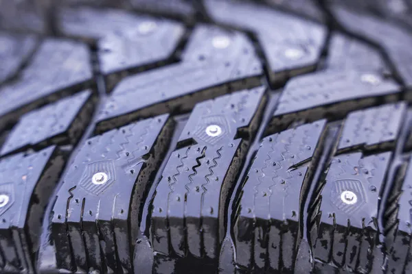 Winterbanden Met Spikes Een Zwarte Achtergrond Close Veiligheid Tijdens Winter — Stockfoto